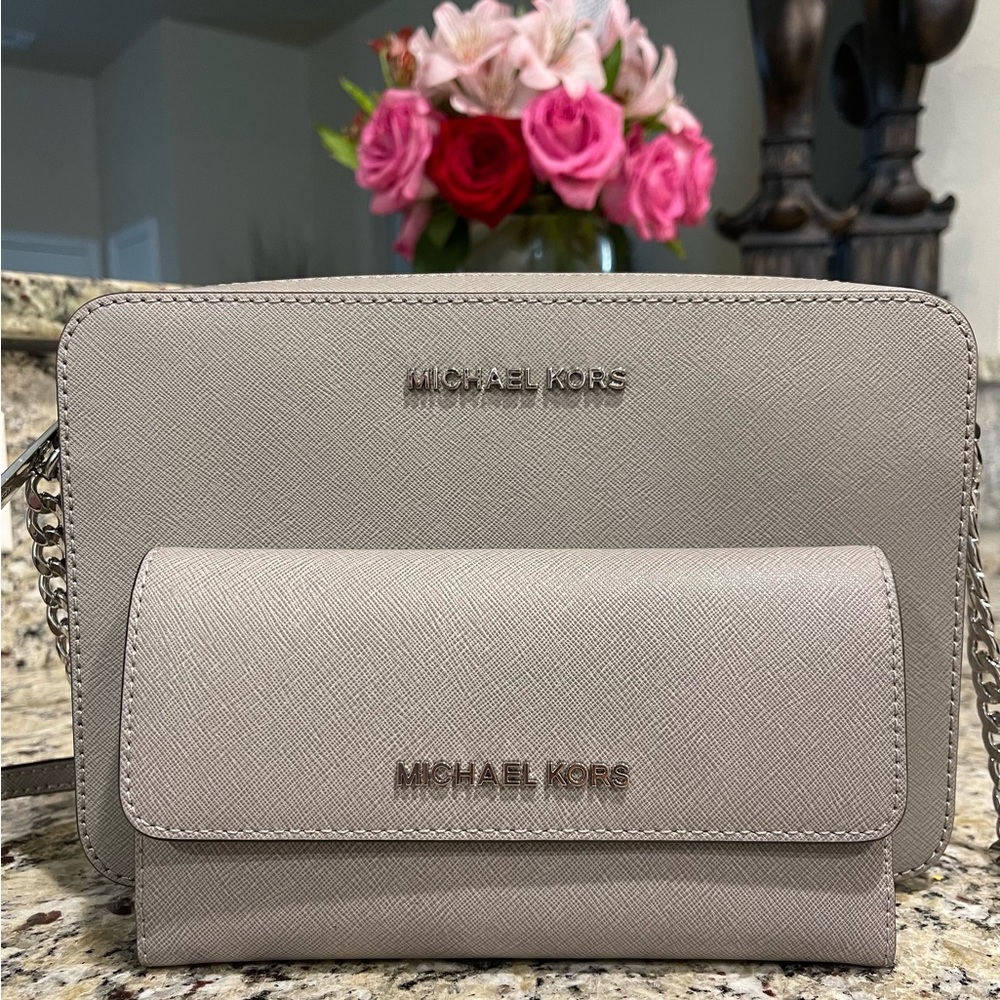 Michael Kors new grey crossbody set, perfect for any occasion! 💗